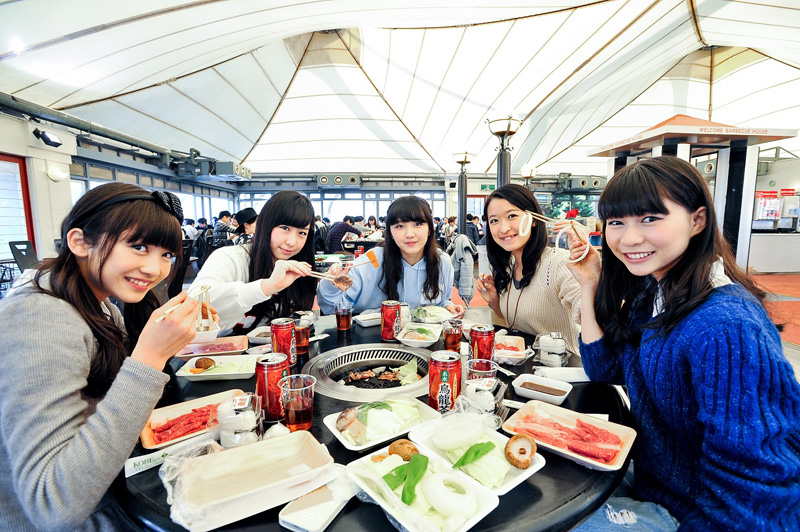 東京女子流 ファンと一緒に初の大忘年会を関西で開催