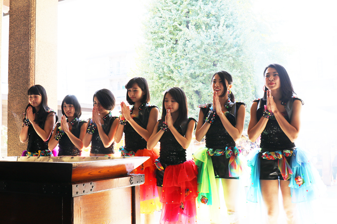7人組アイドルグループ・さんみゅ～が新曲「トゲトゲ」のタイトルにちなみ“とげぬき地蔵尊”でヒット祈願！