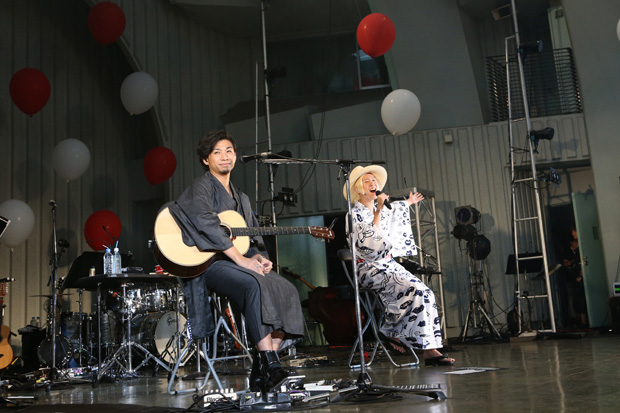お祭り騒ぎの夏の一夜、吉田山田がワンマンライブ『吉田山田祭り2015～ホロリもあるよ～』を開催サムネイル画像
