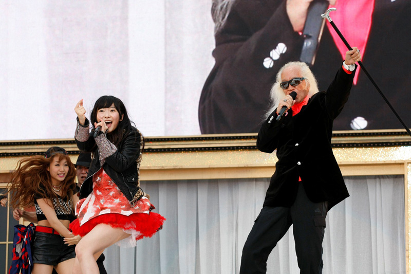 HKT48ライブに内田裕也がサプライズ出演サムネイル画像