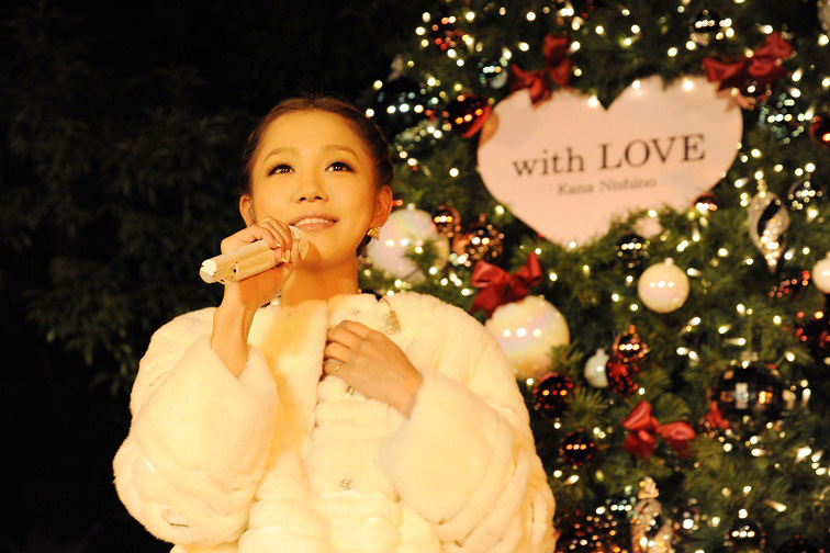 西野カナが自身初プロデュースとなるクリスマスツリー前で点灯式イベントを開催