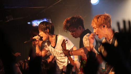 UVERworld 渋谷eggmanにてFC限定ライブ！「生きるために、戦い続ける。」サムネイル画像