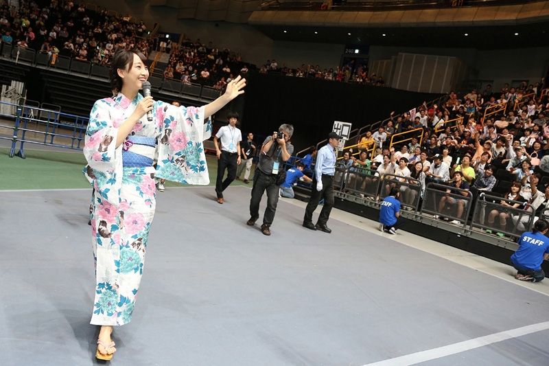 SKE48・松井玲奈、卒業イベントに殺到したファンを浴衣姿でお出迎えサムネイル画像