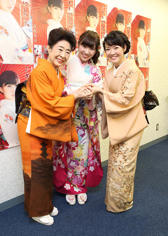 AKB48岩佐美咲の新曲記念イベントに“海老好きつながり”中村玉緒、田川寿美が応援にサムネイル画像
