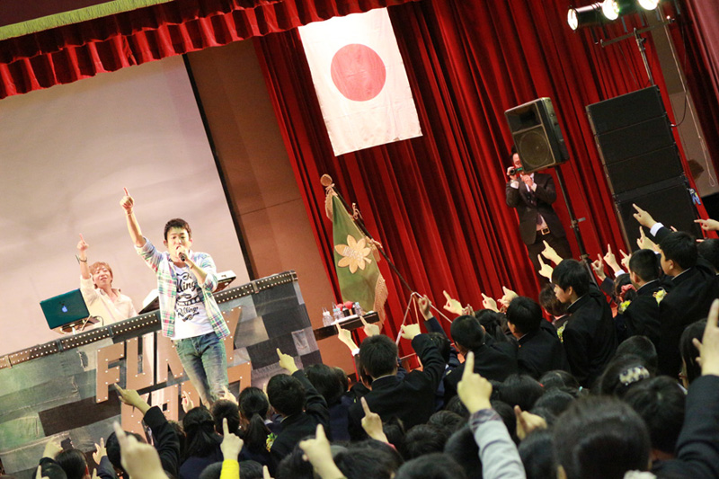 ファンキー加藤　卒業生応援ライブを開催！卒業生51名へ最幸のライブをプレゼントサムネイル画像
