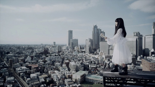 miwa、極寒の高層ビルの屋上でライトハンド奏法！新MV公開サムネイル画像