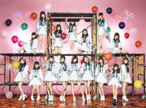 HKT48、1位獲得シングルのスピンオフMVが公開。“バグった芸人”と一緒にダンス。