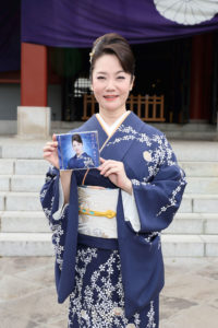 デビュー30周年の香西かおり、思い出の東京・日枝神社で新曲「わすれ花」ヒット祈願