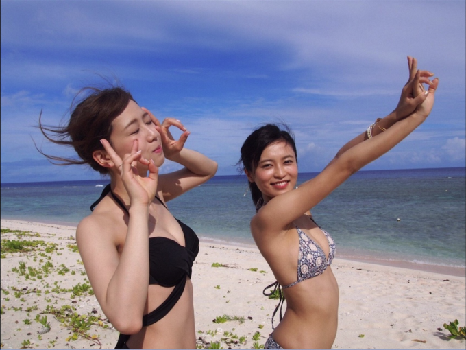 小島瑠璃子・AKB48大家志津香、グアム島ビーチでの大胆ビキニショットを公開。二人旅で弾けた素顔見せる
