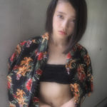 α-X’s・あかり 美白肌と引き締まったウエストを披露