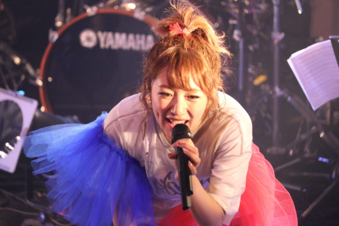 高橋みなみ、自身初の全国ツアー初日は、生バンドでの全14曲披露！「まずはライブハウスから一歩一歩」