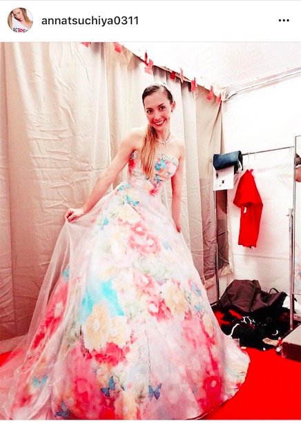 土屋アンナ、“初”のウエディングドレス姿公開「一目惚れしたぁ」サムネイル画像!