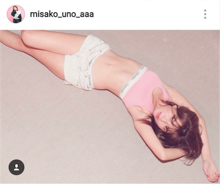 AAA宇野実彩子、美くびれ強調の寝転びセクシーショット公開で「こんな美ボディになりたい」「細すぎ」
