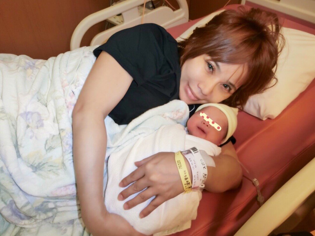 浜田ブリトニー、第一子女児出産を報告「高齢出産で色々心配だったけど…」サムネイル画像!