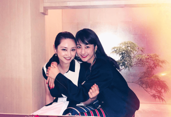 平祐奈 帰国した姉・平愛梨と熱いハグ写真公開「美人姉妹！」
