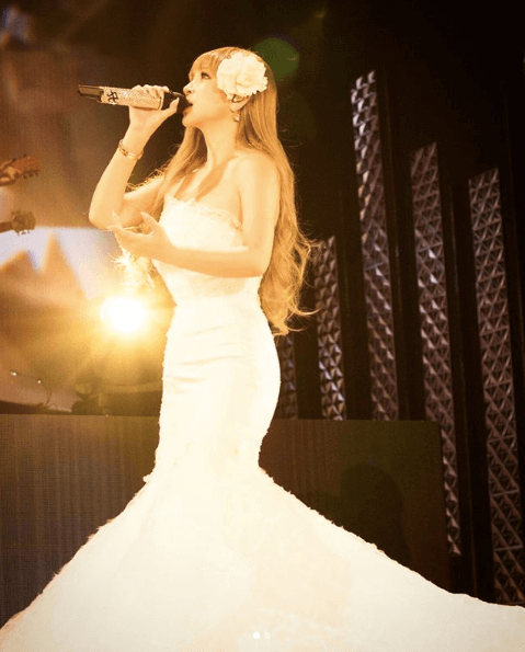 浜崎あゆみ、ゴージャスな白ドレス姿写真に「美しい」感謝の言葉もサムネイル画像!