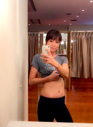 hitomi、ダイエットで目標クリアした体重とお腹周り写真を公開「少しスッキリはしてきたかな」