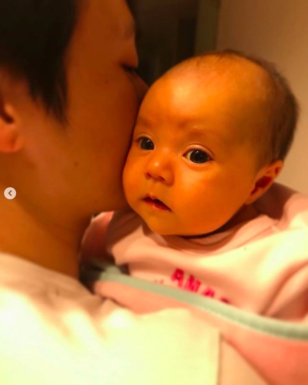土屋アンナ、夫と生後1か月の次女の写真公開し反響「アンナちゃんそっくり」「黒目が大きい」