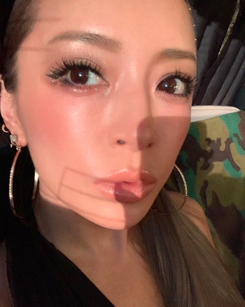 浜崎あゆみ、どアップの美肌写真公開で「なんて美しいの」「唇が可愛いなぁ」サムネイル画像!
