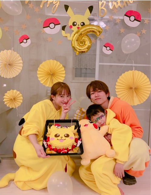 辻希美、家族6人のコスプレと力作“ピカチュウケーキ”写真を公開「頑張った甲斐が…」