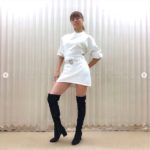 hitomi、美脚披露の白ミニワンピコーデに反響「めっちゃ足綺麗」「ミニスカート日本一」