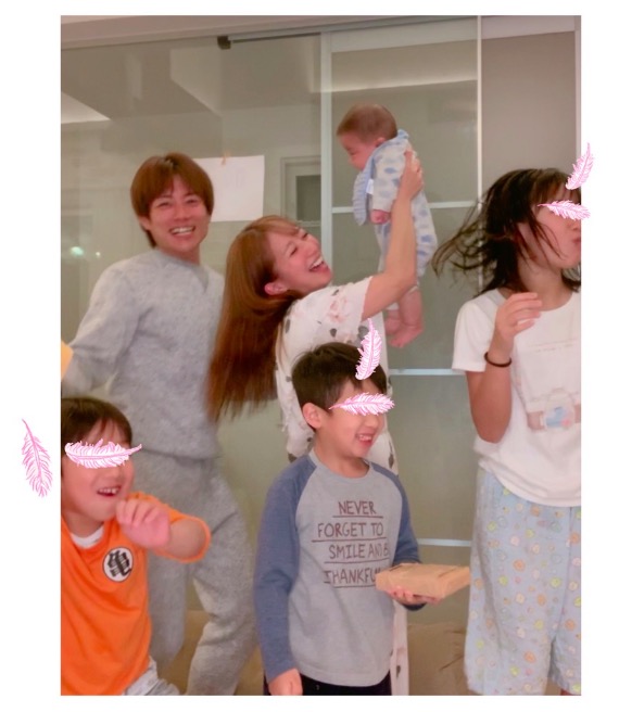 辻希美、家族6人での“令和ジャンプ”写真を公開「カウントダウンは家族皆で…」サムネイル画像!