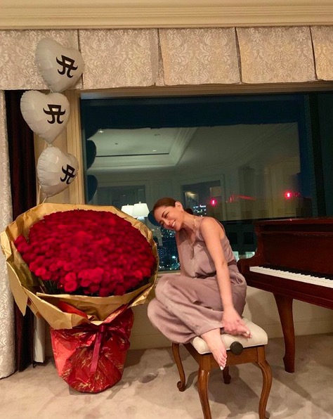 浜崎あゆみ、巨大な花束の隣で微笑む写真を披露「めちゃ可愛い〜」「綺麗だわ」サムネイル画像!