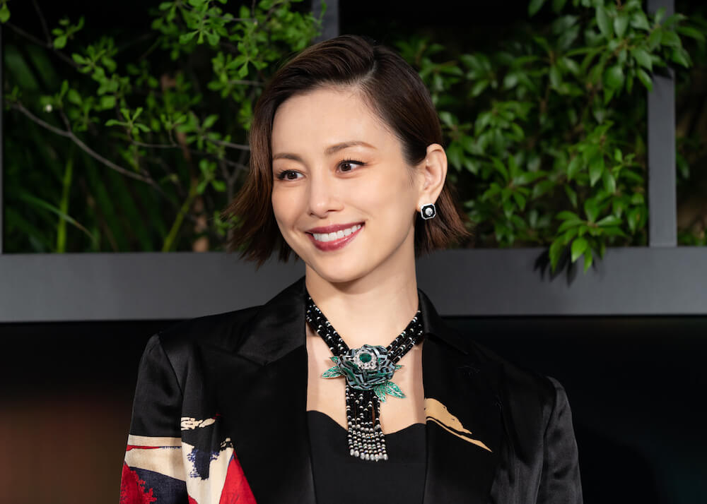 米倉涼子、記者発表会で総額約3億円のジュエリーを纏った華麗な姿を披露