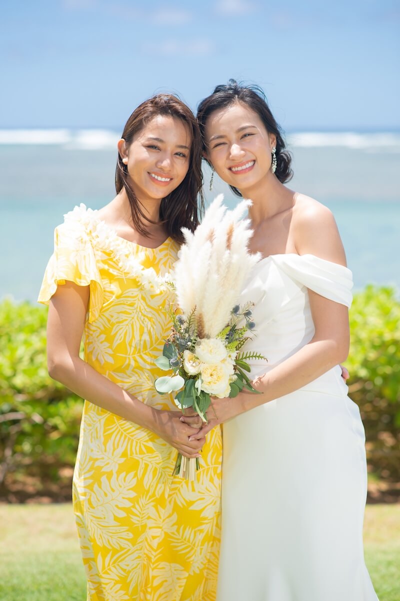 高橋ユウ・卜部弘嵩選手、ハワイでの挙式ショットを公開＆姉妹写真も披露