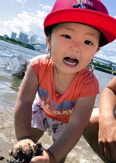 土屋アンナ、家族との水遊びショット公開で反響「幸せが伝わります」「楽しそう」