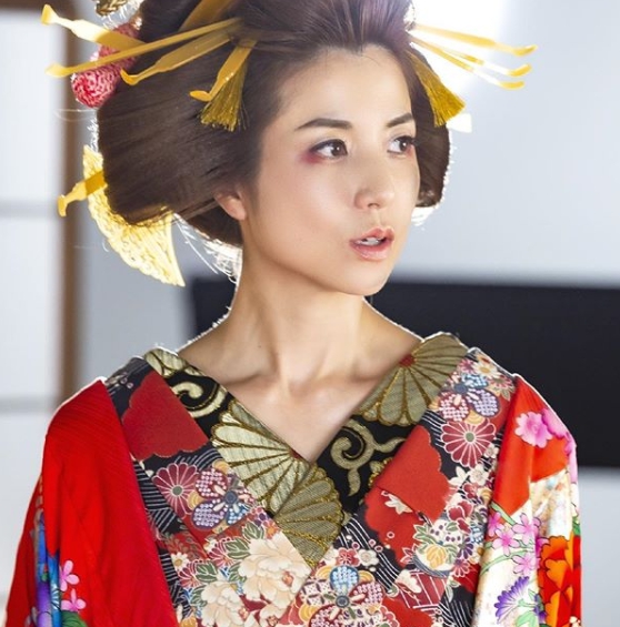 hitomi、妖艶な“花魁”ショット公開で反響「綺麗」「似合ってます」サムネイル画像!