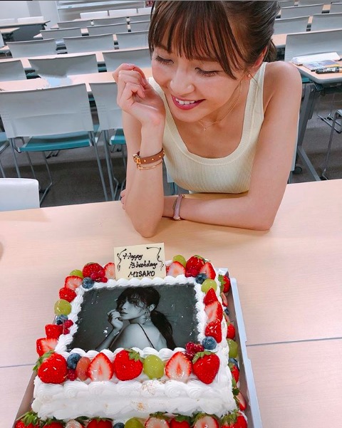 AAA宇野実彩子、33歳の誕生日ケーキ＆ノースリーブ写真公開で「33歳に見えない美しさ」「日に日に可愛く」サムネイル画像!