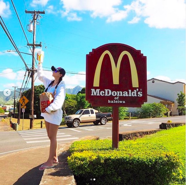 浜崎あゆみ、ハワイでの美脚ショット公開に「何しても可愛い」「マックが高級に見える」サムネイル画像!