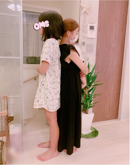 「ママちっちゃ！！」辻希美、小6長女との背比べ写真公開し「手足も長くて羨まし過ぎる」サムネイル画像!