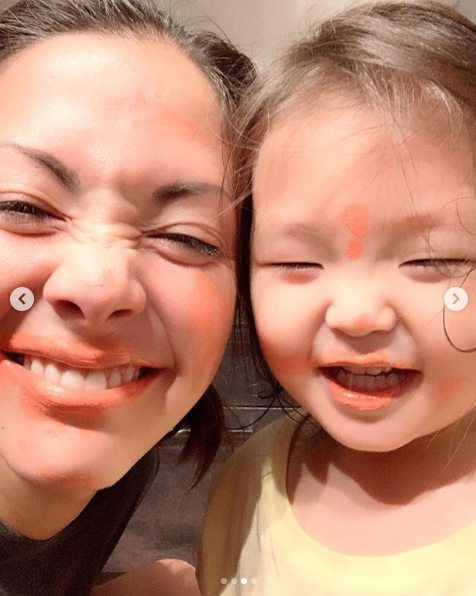 土屋アンナ、娘との“口紅塗り塗り”2ショットに反響「優しいママ」「最高な笑顔」サムネイル画像!