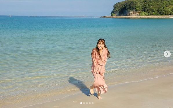 AAA宇野実彩子、海辺のピンクワンピース写真に「天使すぎる