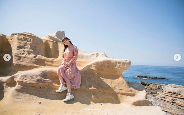AAA宇野実彩子、海辺のピンクワンピース写真に「天使すぎる」「かわいい最強」