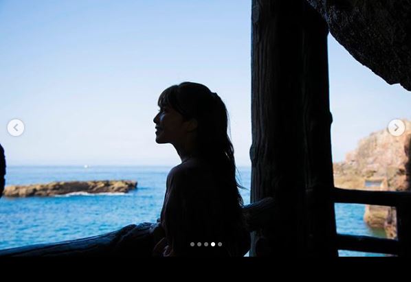 AAA宇野実彩子、海辺のピンクワンピース写真に「天使すぎる」「かわいい最強」