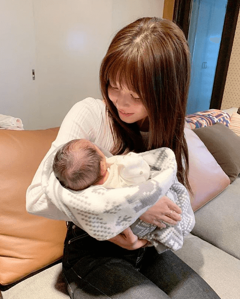 a宇野実彩子 赤ちゃんの抱っこショット公開で反響 可愛すぎる 絶対素敵なママに E Talentbank Co Ltd