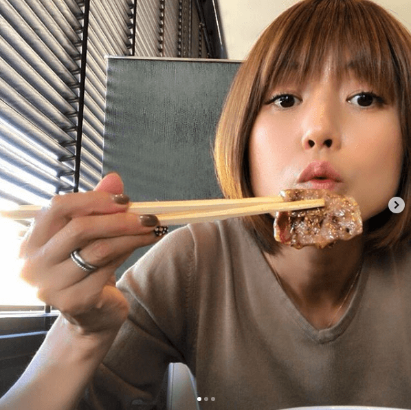 hitomi、“一人焼肉”満喫ショット公開で反響「美味そう」「可愛い」サムネイル画像!