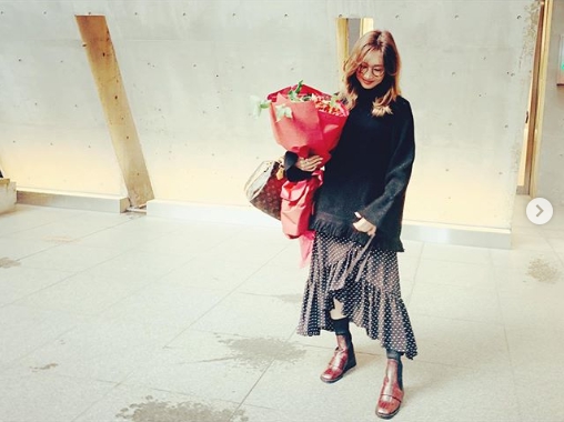 紗栄子、赤の花束が映えるブラックコーデに反響「素敵」「似合いすぎます」サムネイル画像!