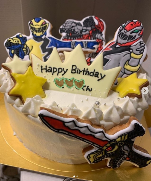 小倉優子、次男3歳の誕生祝い2ショット&“ママ友”からのバースデーケーキ公開で「なんかほのぼの」「息子さんたちも幸せですね」