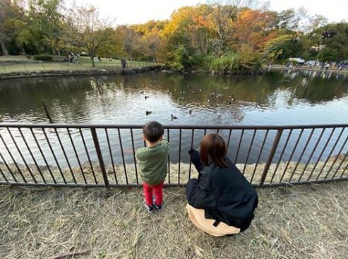妊娠7カ月の鈴木亜美、“もうすぐ3歳”の長男とのおでかけ2ショットを公開「季節が変われば子供も成長してる」