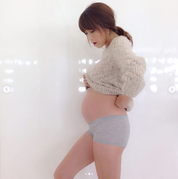 hitomi、妊娠当時のマタニティフォト公開で「妊婦の頃が、かなり懐かしい」サムネイル画像!