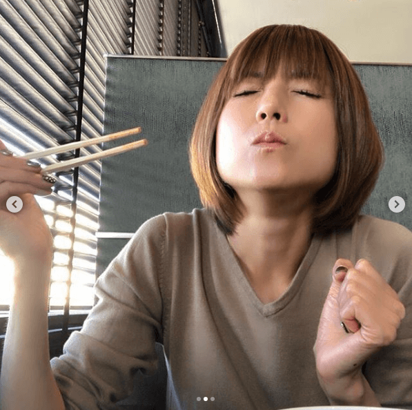 hitomi、“一人焼肉”満喫ショット公開で反響「美味そう」「可愛い」