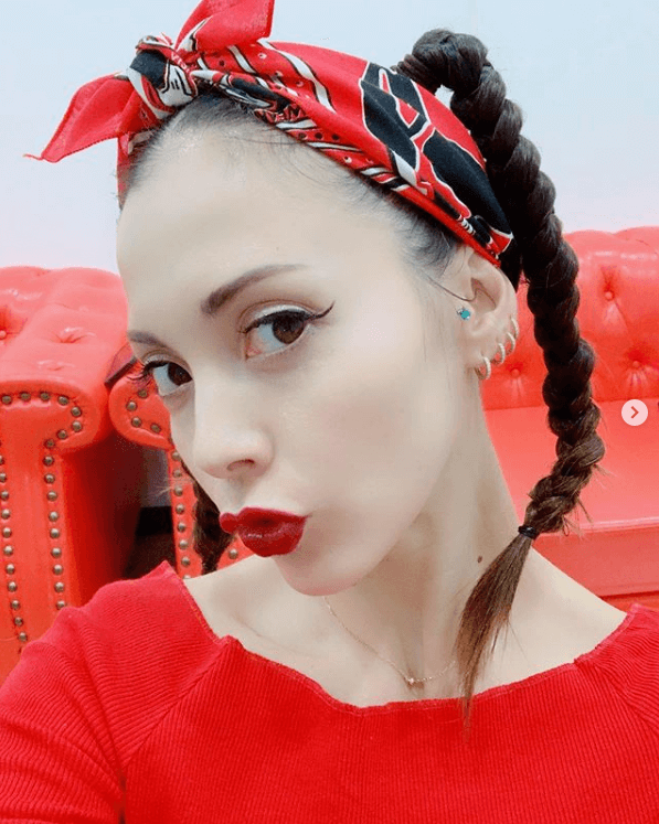 土屋アンナ、赤リップ際立つメイク&チャイナコーデ公開に「可愛いすぎ」「好き」サムネイル画像!