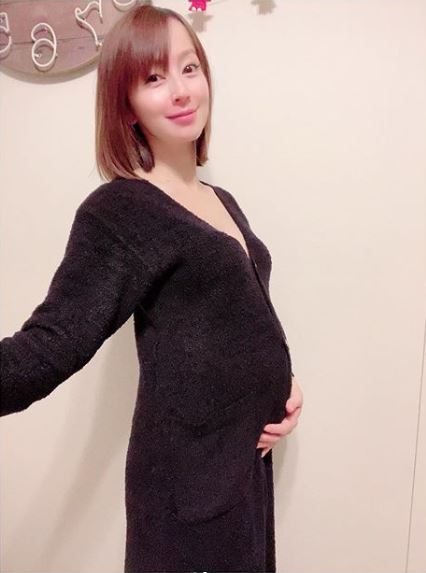 鈴木亜美、妊娠8ヶ月の“ふっくらお腹”ショットを公開＆体調の変化も報告「気持ちと体が常に…」