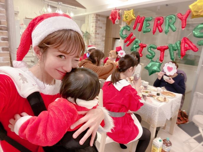 辻希美 サンタ姿で 手作りクリスマスディナー を囲む家族らの写真を公開 今日も我が家は E Talentbank Co Ltd