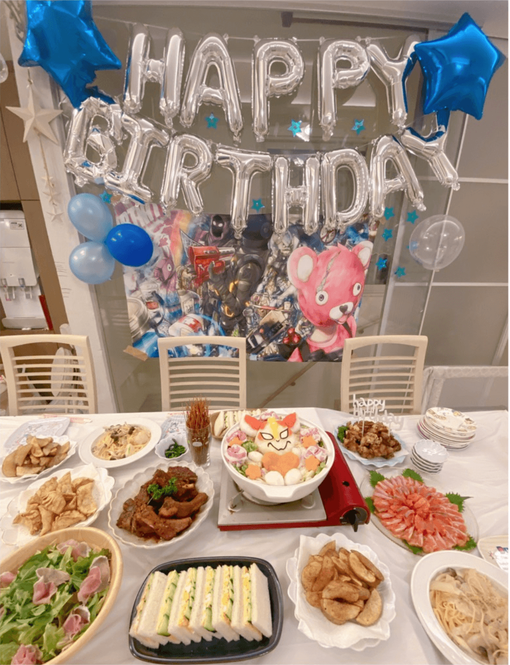辻希美、手作り“キャラ誕生日ケーキ”を持つ杉浦太陽と長男の写真公開「頑張って作った…」