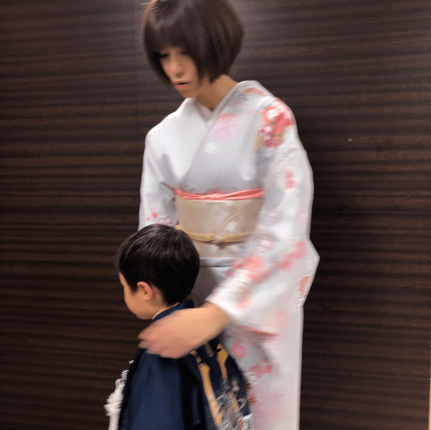 hitomi、着物姿で5歳長男との七五三2ショットを公開「苦しいけど…気分は上がります」サムネイル画像!